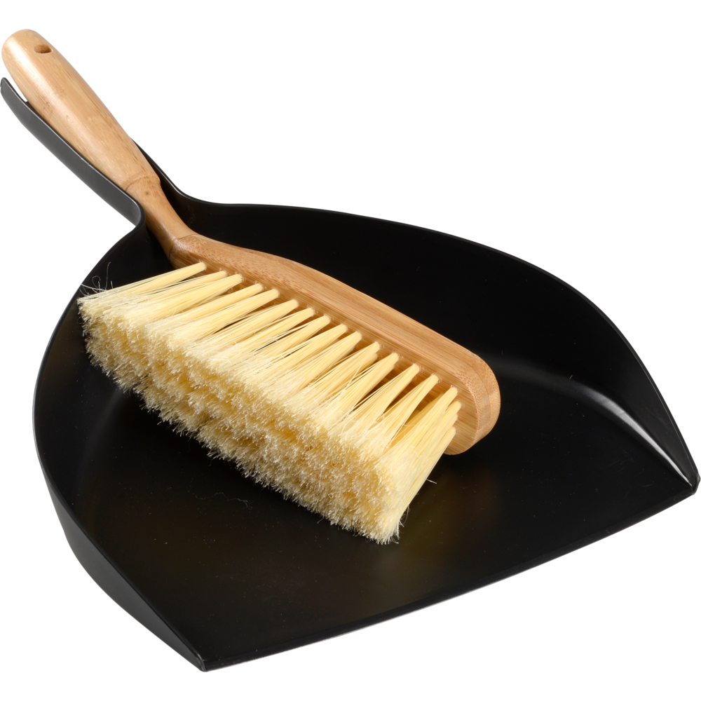 Une brosse avec un manche en bambou et des poils clairs repose sur une pelle à poussière noire en plastique - un ensemble de balayage ENA Living, bambou de Abena Re-Seller GmbH, qui nettoie de manière élégante et écologique en pack de 12.