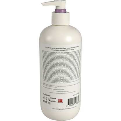 La bouteille à pompe blanche du shampooing pour bébé Bambo Nature pour la peau et les cheveux (500 ml, Abena Re-Seller GmbH) affiche au dos des informations détaillées sur les ingrédients - idéal pour le soin quotidien et assez doux pour la peau sensible. Vendu en carton (6 paquets).