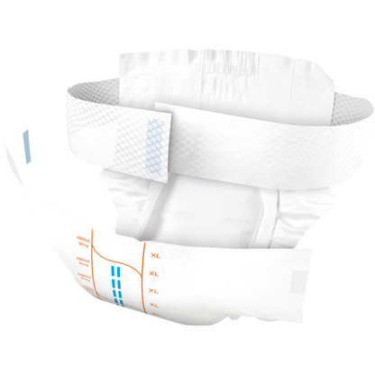 La couche jetable pour adultes ABENA Wing Premium d'Abena Re-Seller GmbH est montrée isolée et dispose de languettes latérales réglables, d'un rembourrage absorbant, d'une ceinture élastique et de marques de taille orange et bleue pour une protection et un confort optimaux.