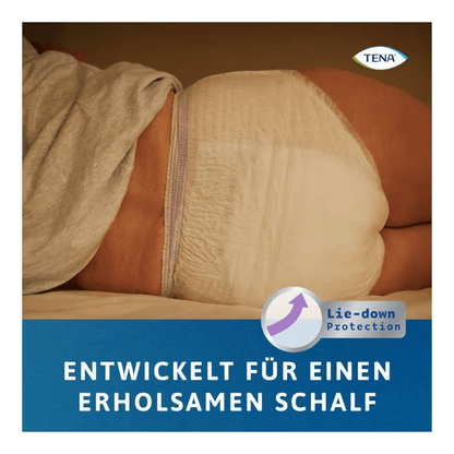 Une personne portant les TENA Protection Pants Normal Inkontinenzpants de TENA - Essity Germany GmbH est allongée sur le côté dans le lit. L'image montre le logo TENA et le texte allemand : "Développé pour un sommeil réparateur", ce qui indique un sommeil paisible.