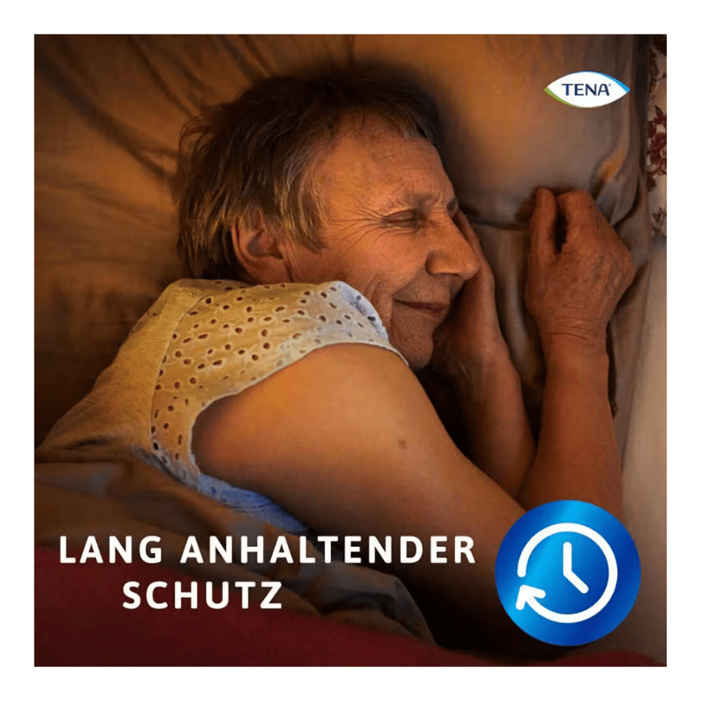 Une personne âgée aux cheveux gris courts dort sur le côté dans un haut sans manches. "PROTECTION LONGUE DURÉE" avec un symbole d'horloge bleu souligne la protection durable des TENA Protection Pants Normal Inkontinenzpants de TENA - Essity Germany GmbH. Le logo TENA est situé dans le coin supérieur droit.