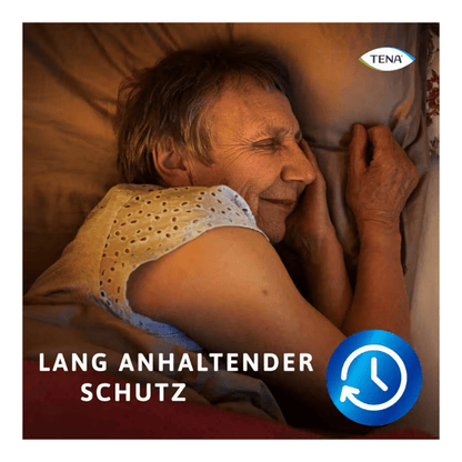 Une personne âgée aux cheveux gris courts dort sur le côté dans un haut sans manches. "PROTECTION LONGUE DURÉE" avec un symbole d'horloge bleu souligne la protection durable des TENA Protection Pants Normal Inkontinenzpants de TENA - Essity Germany GmbH. Le logo TENA est situé dans le coin supérieur droit.