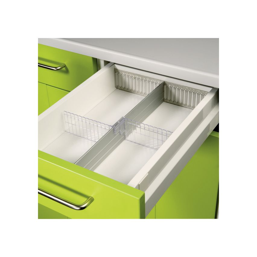 Dans un tiroir blanc avec une façade vert tilleul et une poignée argentée se trouve le séparateur transversal Novocal pour tiroir (170 mm, divisible à partir de 100 mm) pour une répartition claire du contenu.