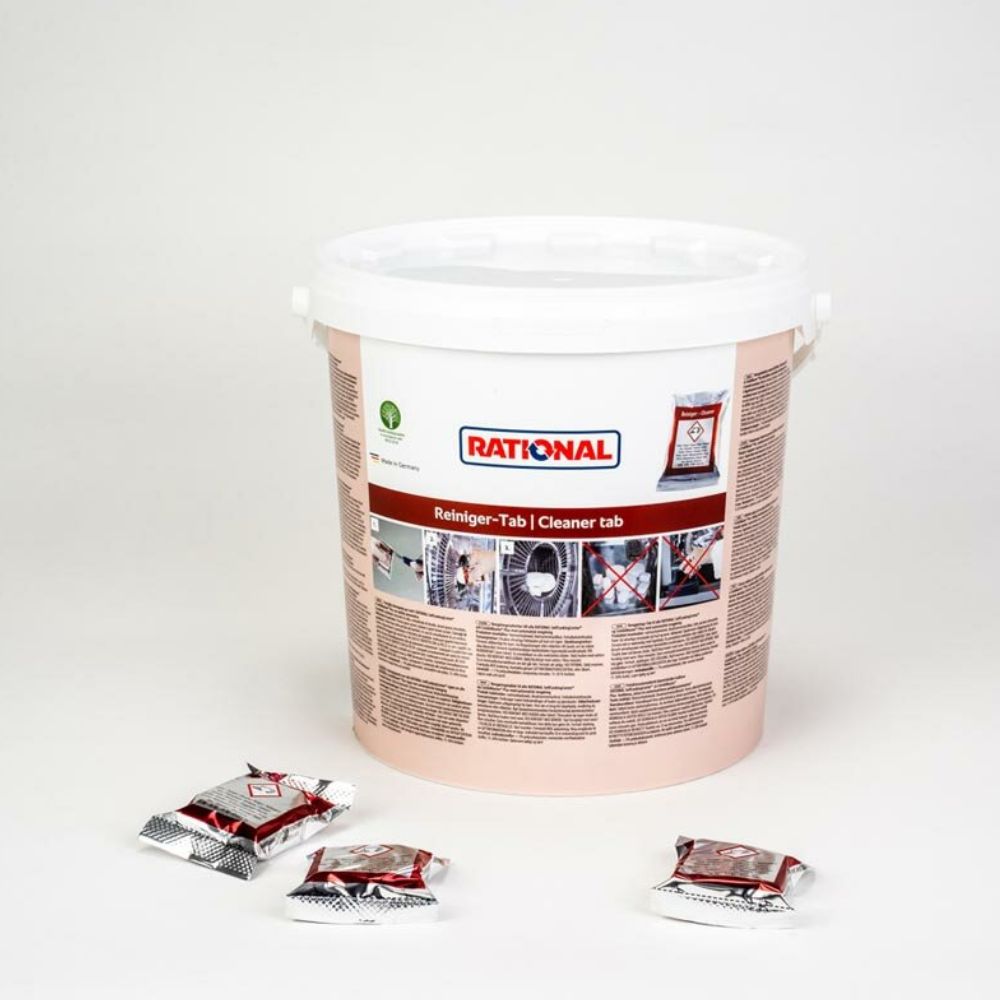 Un grand seau blanc portant l'inscription « Rational Reiniger Tabs | Seau (100 pièces) » de la société Rational AG affiche en évidence ses informations produit. Devant le seau, trois tablettes nettoyantes emballées individuellement sont disposées sur une surface immaculée blanche, ce qui les rend idéales pour une utilisation dans les appareils CombiMaster Plus et SelfCooking Center.