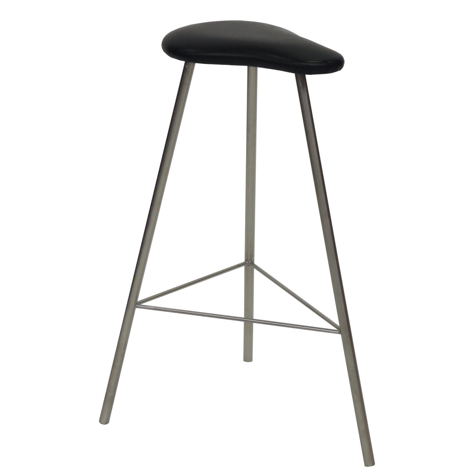 Le tabouret de selle Novocal est doté d'un cadre en acier inoxydable à trois pieds avec un siège de selle rembourré et offre confort et style dans un tabouret de bar. L'emballage contient 1 pièce.