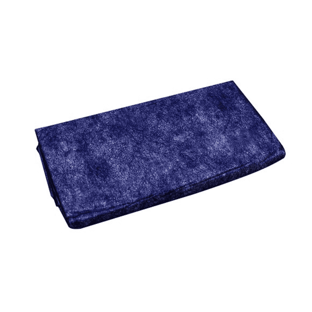 Sur un fond blanc, on peut voir un morceau de velours bleu foncé plié, dont la texture ressemble à celle de la couverture jetable pour patients avec remplissage en papier de Rescue Trade OHG (bleu, 500 g, 1 pièce).