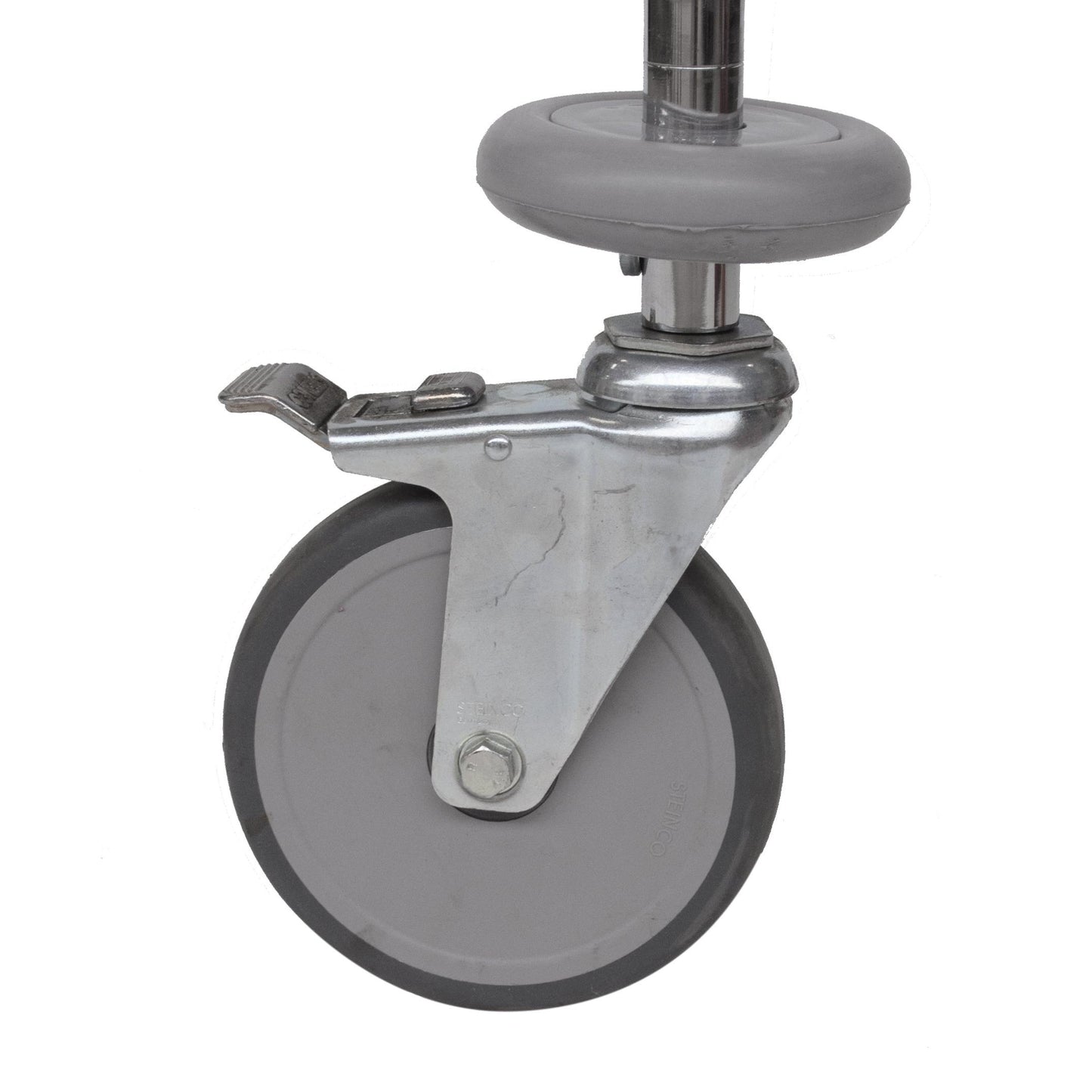 Un volant gris avec des disques d'amortissement Novocal (1 ensemble = 4 pièces, emballage 1 pièce), un arceau en métal et un frein à pied, fixé à une tige en métal - parfait comme remplacement de chariot de tri par Novocal.