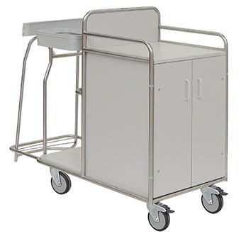 Un chariot médical blanc de Novocal avec le cadre du chariot de service, fabriqué en acier inoxydable avec des joints de tuyaux entièrement soudés. L'équipement comprend deux portes, un bord supérieur surélevé, une étagère latérale et quatre roulettes directrices pour charges lourdes. 1 pièce par paquet.