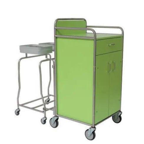 Un chariot de station Novocal avec tiroir et armoire à double porte se tient à côté d'un support à déchets avec deux conteneurs en métal. Les deux ont des cadres en acier inoxydable, des connexions tubulaires rondes entièrement soudées et des roues - idéales pour les établissements médicaux sur fond blanc.