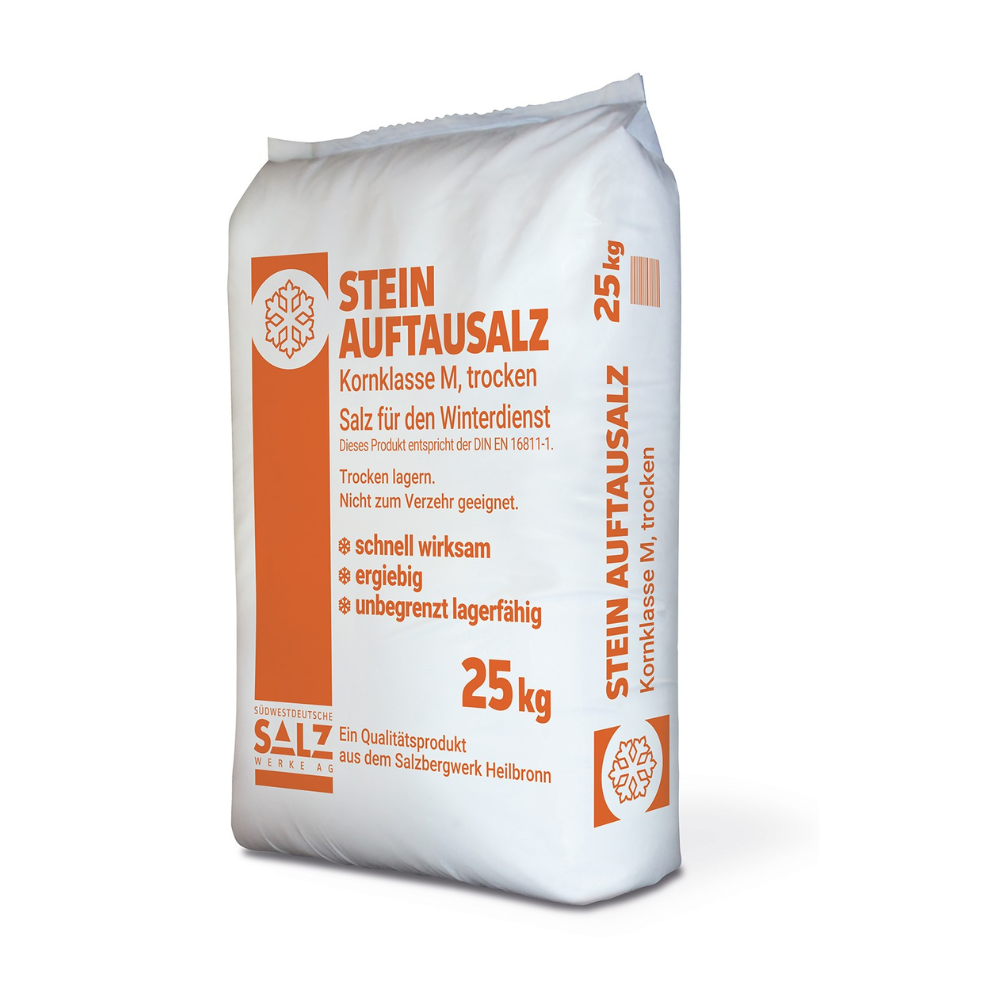 Un sac blanc de 25 kg de sel de déneigement SWS de classe de grain M des Südwestdeutschen Salzwerke AG avec du texte et des symboles orange contient du chlorure de sodium. L'emballage indique qu'il s'agit de sel gemme sec, adapté à l'hiver, avec des propriétés de dégivrage efficaces de la saline de Heilbronn.