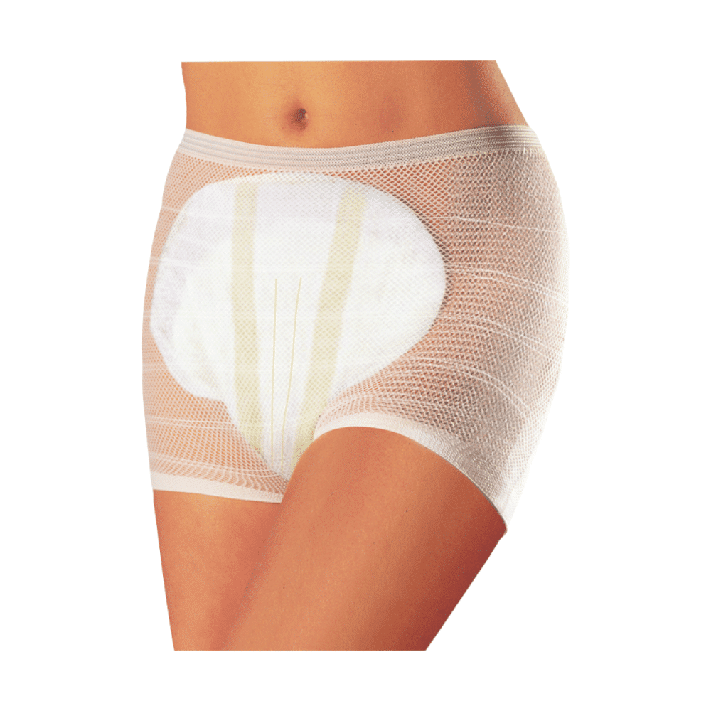 Un gros plan d'une personne portant une culotte en résille blanche Seni Fix Plus, culotte de fixation élastique de TZMO Deutschland GmbH, avec un grand coussinet visible au milieu. Seule la zone abdominale et le haut des cuisses sont visibles.