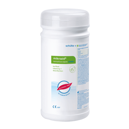 Conteneur cylindrique blanc avec « Schülke Mikrozid® sensitive wipes jumbo » pour le nettoyage et la désinfection des surfaces, identifié comme des lingettes désinfectantes sans alcool avec des informations détaillées et le branding de Schülke & Mayr GmbH.
