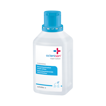 Eine durchsichtige Plastikflasche Schülke Octenisan Waschlotion der Schülke & Mayr GmbH mit blauem Verschluss und zweisprachigem Etikett steht aufrecht auf weißem Hintergrund, ideal für antiseptische Hautreinigung und hygienische Körperpflege.