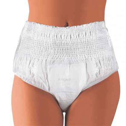 Une personne porte des culottes d'incontinence blanches Seni Active Plus de TZMO Deutschland GmbH, photographiée de la taille aux cuisses devant un fond uni. Le mot « FRONT » est imprimé sur la culotte, qui a été conçue pour le confort et le soutien en cas de faiblesse vésicale.