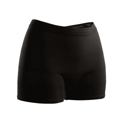 Shorts de compression sport noirs avec deux culottes de fixation noires Seni Fix Comfort Man de TZMO Deutschland GmbH, isolés sur fond blanc, avec une texture textile détaillée et le logo de la marque à la ceinture.