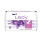 Les protections Seni Lady Super Inkontinenz de TZMO Deutschland GmbH sont un paquet blanc avec des accents violets et des motifs floraux et contiennent 15 protections pour une faiblesse vésicale modérée. Le texte allemand contient des indications sur le confort de port, les caractéristiques et la capacité d'absorption.