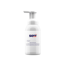 Le «Seni fresh mousse active pour l'élimination des taches d'urine» de TZMO Deutschland GmbH est un flacon blanc avec pompe pour l'élimination des taches d'urine et la neutralisation des odeurs avec des descriptions en allemand qui soulignent son efficacité.