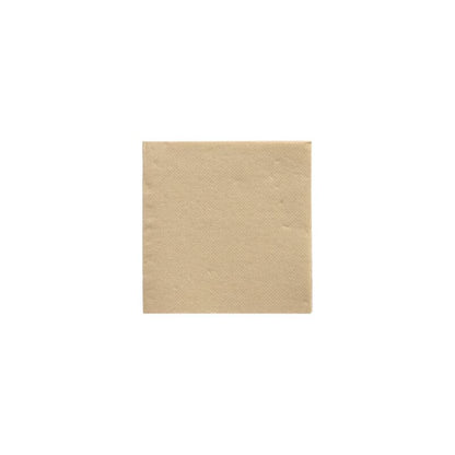 Eine schlichte, beige Papierserviette aus der PAPSTAR „DAILY Collection“ im Format 24 cm x 24 cm, ideal für eine nachhaltige Tischdekoration, steht zentriert auf weißem Untergrund.