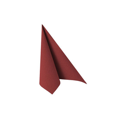 Une serviette rouge unique, pliée de manière élaborée, de la PAPSTAR "ROYAL Collection" serviettes 1/4 pli 40 cm x 40 cm de PAPSTAR GmbH se tient debout devant un fond blanc simple. Cette pièce raffinée de décoration de table se distingue par une texture lisse, avec des bords formant une forme triangulaire parfaite.