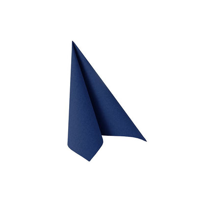 Une seule serviette de la PAPSTAR « ROYAL Collection » de la PAPSTAR GmbH, en bleu marine élégant et mesurant 40 cm x 40 cm avec un pli 1/4, est élégamment pliée en triangle et convient parfaitement pour rehausser votre décoration de table sur un fond blanc simple.