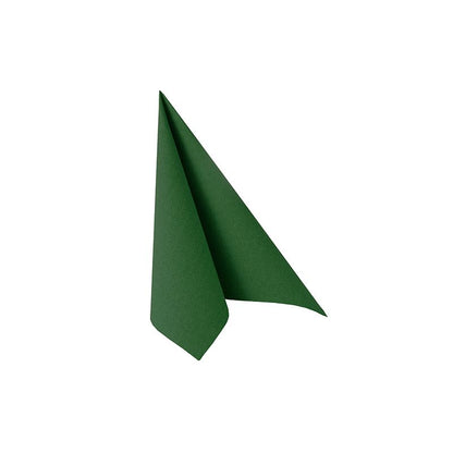 Une serviette verte PAPSTAR GmbH "ROYAL Collection" (40x40 cm, 1/4 plié) se tient debout sur fond blanc - idéale pour des décorations de table élégantes.