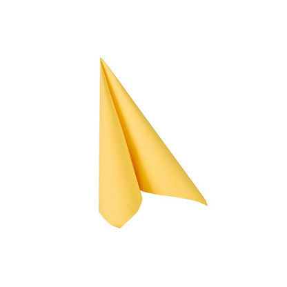 Une serviette jaune unique de la PAPSTAR "ROYAL Collection" (40 cm x 40 cm, 1/4 pli) est pliée en triangle et orne un fond blanc simple, ajoutant une note élégante à toute décoration de table.
