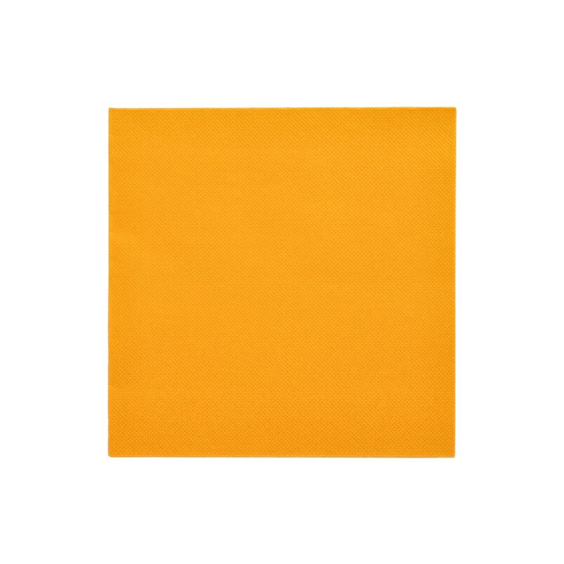 Une serviette orange carrée de la PAPSTAR « ROYAL Collection » serviettes pliées en 1/4 40 cm x 40 cm de la PAPSTAR GmbH ressort bien sur un fond blanc et ajoute une touche élégante à votre décoration de table.