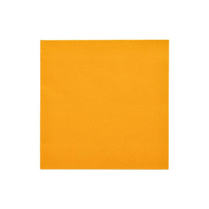 Une serviette orange carrée de la PAPSTAR « ROYAL Collection » serviettes pliées en 1/4 40 cm x 40 cm de la PAPSTAR GmbH ressort bien sur un fond blanc et ajoute une touche élégante à votre décoration de table.