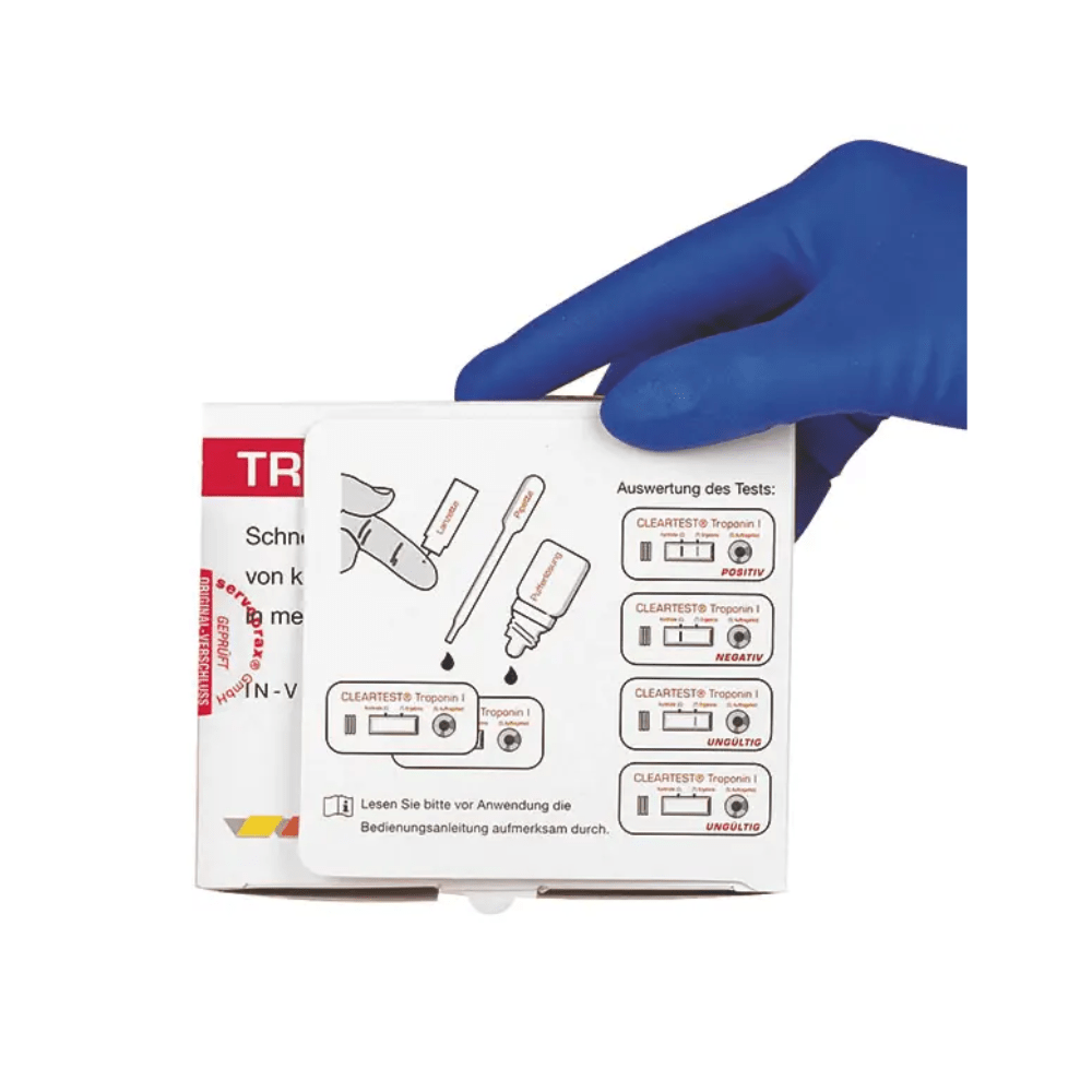 Une main avec un gant bleu tient une boîte avec des instructions pour le test d'infarctus Cleartest® Troponin I Sang Total de Servoprax GmbH, qui est crucial pour le diagnostic d'un infarctus du myocarde. Les illustrations détaillées fournissent des instructions sur l'utilisation d'une pipette et l'interprétation des résultats marqués comme positifs et négatifs avec du texte en allemand.