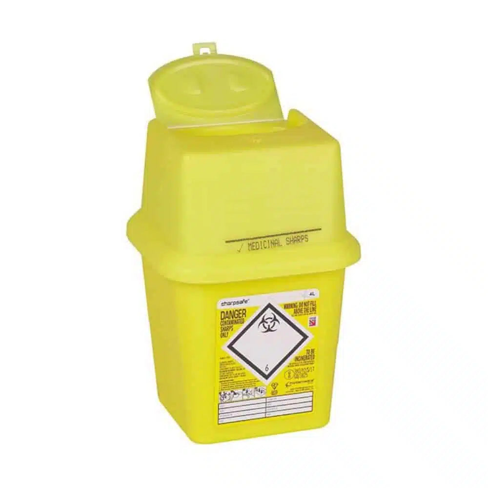 Le conteneur Sharpsafe pour aiguilles de Servoprax GmbH est disponible en différentes tailles et en jaune avec un symbole de biohazard et des étiquettes de sécurité. Le couvercle partiellement ouvert est spécialement conçu pour l'élimination sécurisée des aiguilles et autres déchets tranchants.