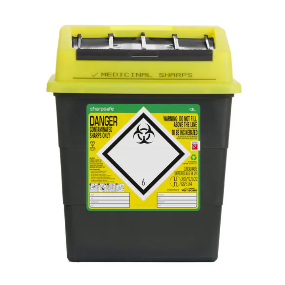 Un conteneur jaune et noir Sharpsafe pour aiguilles de Servoprax GmbH est muni d'un symbole de biohazard et d'avertissements. Le couvercle contient des fentes pour l'élimination sécurisée des objets tranchants avec les instructions textuelles « DANGER » et « NE PAS REMPLIR AU-DELÀ DE LA LIGNE. POUR INCINÉRATION ».