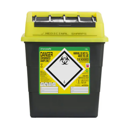 Un conteneur jaune et noir Sharpsafe pour aiguilles de Servoprax GmbH est muni d'un symbole de biohazard et d'avertissements. Le couvercle contient des fentes pour l'élimination sécurisée des objets tranchants avec les instructions textuelles « DANGER » et « NE PAS REMPLIR AU-DELÀ DE LA LIGNE. POUR INCINÉRATION ».