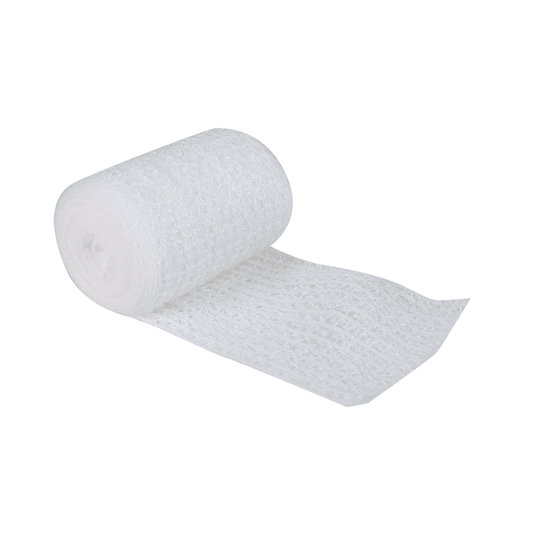 Un rouleau partiellement déroulé de bande élastique blanche, présentant un motif texturé, repose sur un fond blanc. La bande de gaze élastique Söhngen WS-elast. de 8 cm x 4 m, fabriquée par la société W. Söhngen GmbH, présente une grande élasticité, ce qui la rend légère et idéale pour une utilisation médicale et de soutien dans tout centre de premiers secours.