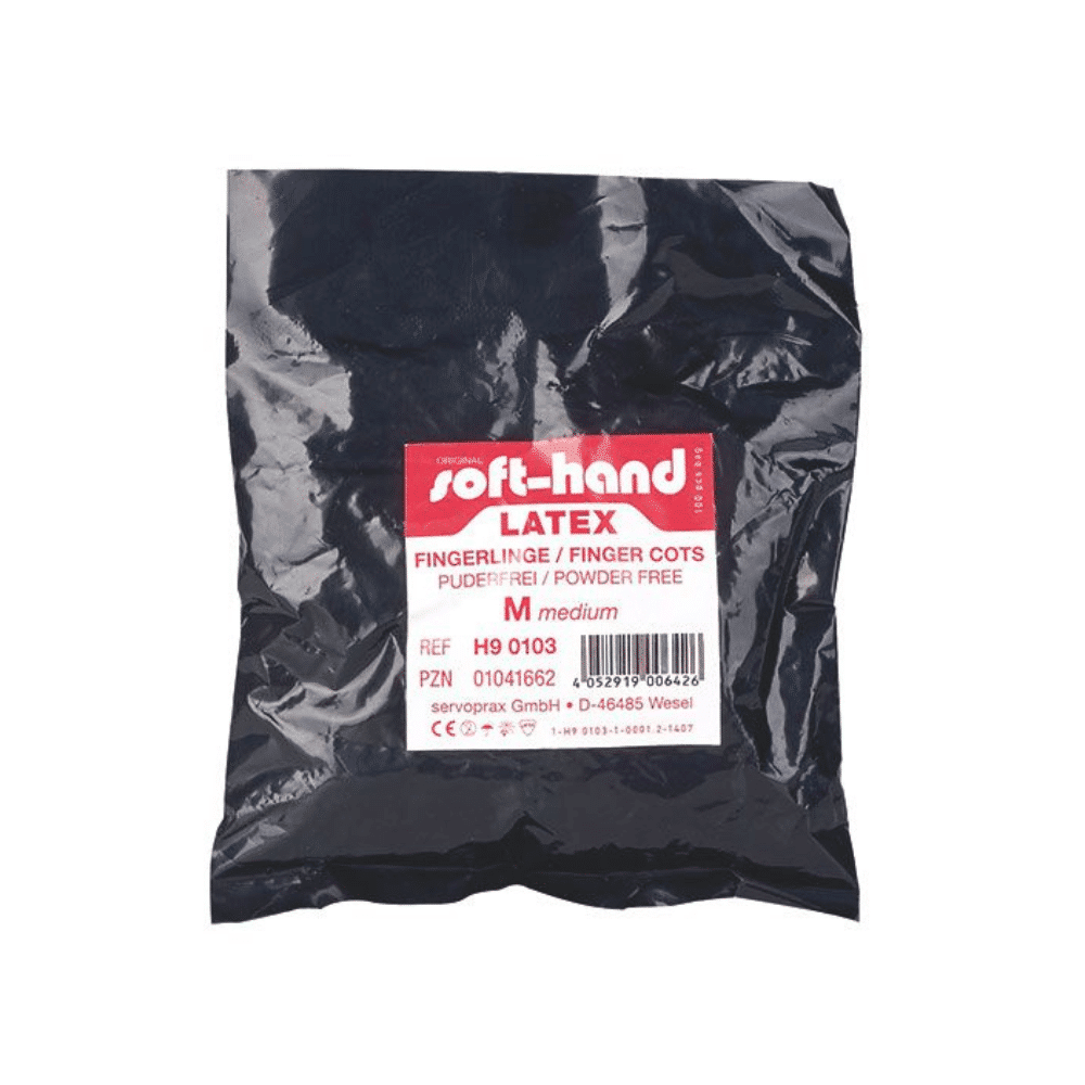 Une boîte avec l'inscription „Soft-Hand Doigtiers en latex, taille 3 – 100 pièces“ de la société Servoprax GmbH contient des doigtiers de taille moyenne, non stériles. L'emballage est noir avec une étiquette rouge et blanche et est sans poudre.