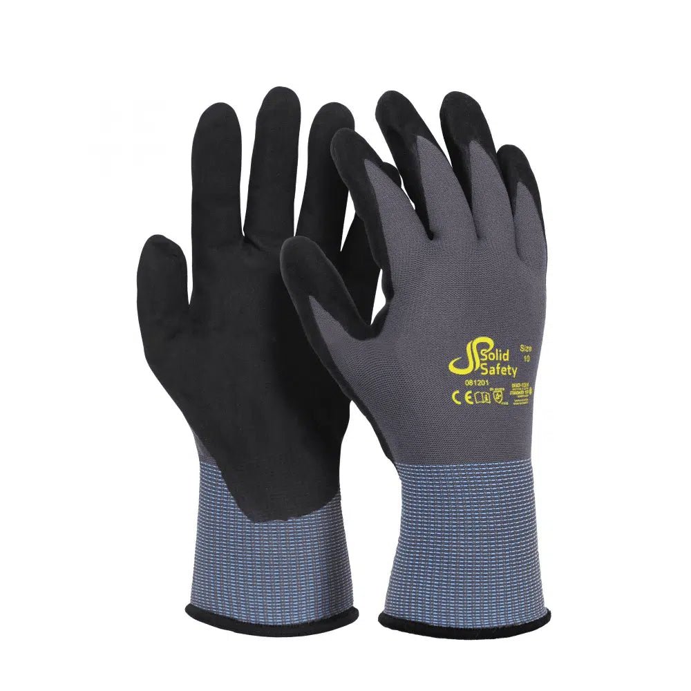 Une paire de gants de montage et de travail AMPri noir-gris SolidSafety Tough avec la marque „AMPri Handelsgesellschaft mbH“ et divers certificats de sécurité au dos. Les gants disposent d'un revêtement en micro-mousse de nitrile pour une prise plus sûre, une surface de préhension texturée et des poignets prolongés.
