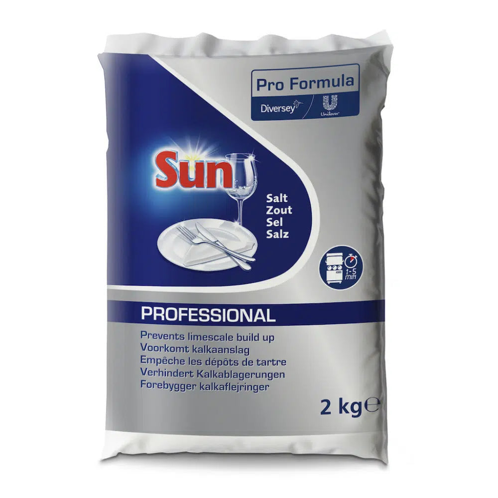 Un sac de 2 kg de sel grossier SUN Professional, sel régénérant de Diversey Deutschland GmbH & Co. OHG, au design bleu et blanc avec des illustrations d'un verre à vin et d'une assiette. L'emballage souligne le rôle dans la prévention des dépôts de calcaire et contient du texte multilingue.