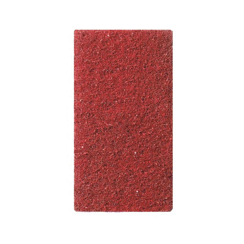 Un tampon à main utilitaire TASKI Twister rectangulaire rouge TXP de Diversey Deutschland GmbH & Co. OHG, avec une surface texturée, photographié sur un fond uni blanc. Pour le nettoyage manuel des endroits difficiles d'accès ou à utiliser avec des nettoyeurs de bords.