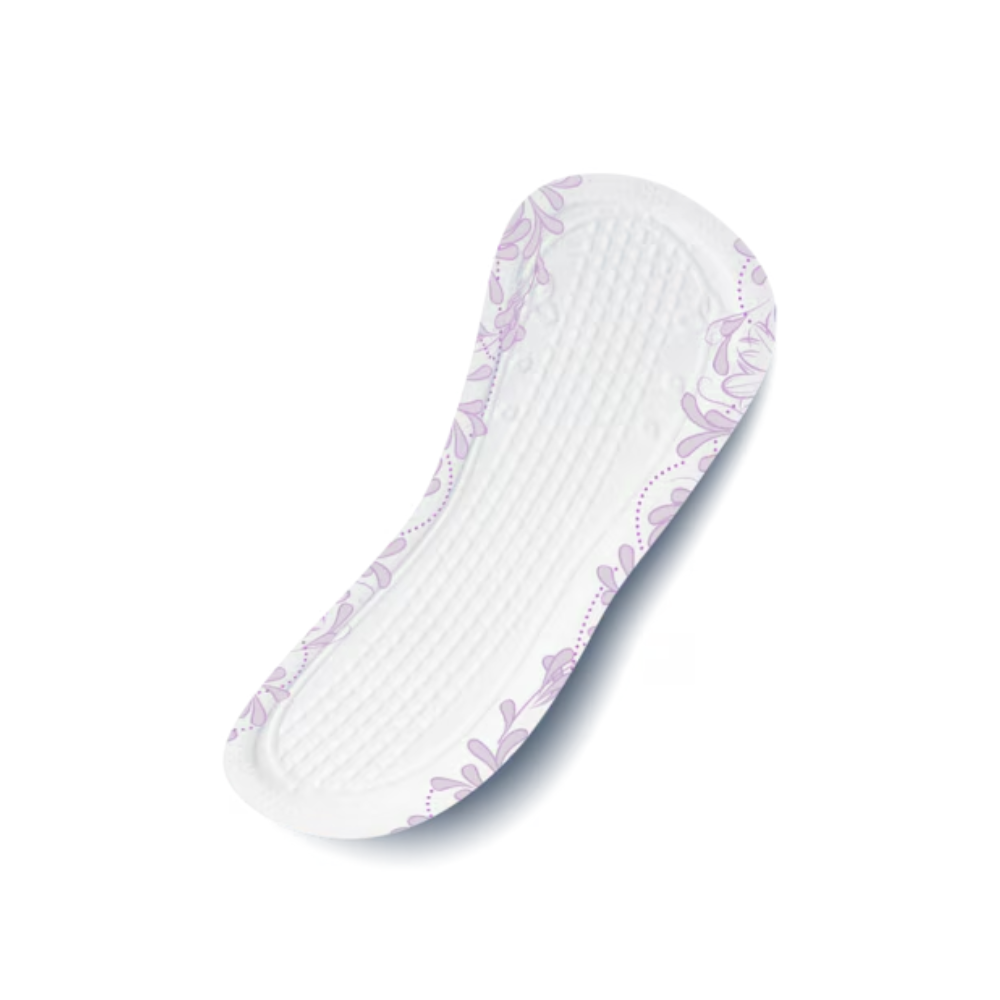 La protection urinaire TENA Discreet Normal de Essity Germany GmbH a une forme incurvée avec des motifs floraux violets discrets sur les bords et offre une protection supplémentaire contre l'incontinence. Ces serviettes blanches pour femmes ont été développées avec la technologie microPROTEX, sont disponibles en paquet de 24 pièces et sont isolées sur un fond blanc.