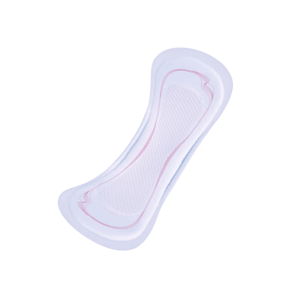 Un gros plan d'une serviette hygiénique TENA Lady Normal, conçue par TENA – Essity Germany GmbH, isolée sur fond blanc. La serviette hygiénique possède une forme profilée et une surface texturée pour une absorption optimale, ce qui en fait un produit idéal pour traiter l'incontinence urinaire.