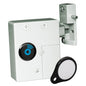 L'image montre une serrure électronique Novocal Transponder (1 pièce) pour tiroirs ou portes en blanc avec un capteur rond noir portant un symbole radio bleu; devant se trouve un porte-clés blanc avec un bord noir et le support mural est installé.