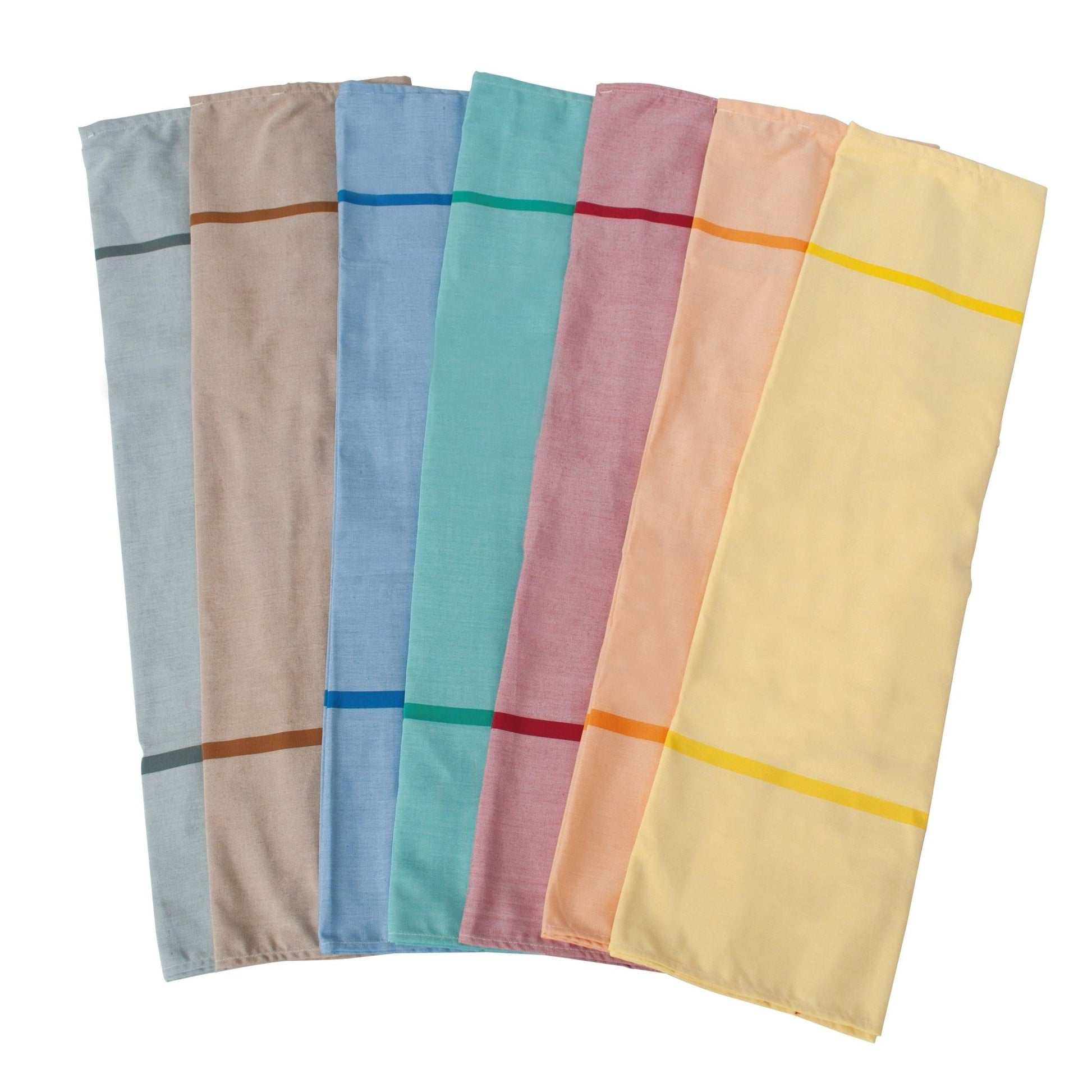 Six serviettes en tissu pliées en gris, taupe, bleu, pétrole, rose et jaune avec une bande sont disposées sur un fond blanc à côté du sac à linge textile Novocal auto-ouvrant (100% polyester, env. 12 kg de capacité) de Novocal.