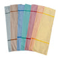 Six serviettes en tissu pliées en gris, taupe, bleu, pétrole, rose et jaune avec une bande sont disposées sur un fond blanc à côté du sac à linge textile Novocal auto-ouvrant (100% polyester, env. 12 kg de capacité) de Novocal.