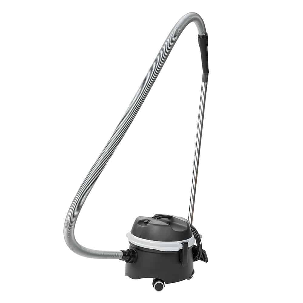 Le TASKI go de Diversey Deutschland GmbH & Co. OHG est un aspirateur aérodynamique avec un design simple et fonctionnel en noir et gris. Il contient des composants essentiels tels qu'un tuyau d'aspiration, une tige métallique et une buse à poussière pour un nettoyage efficace. Ses roues permettent une maniabilité facile tout en assurant un fonctionnement puissant mais silencieux.