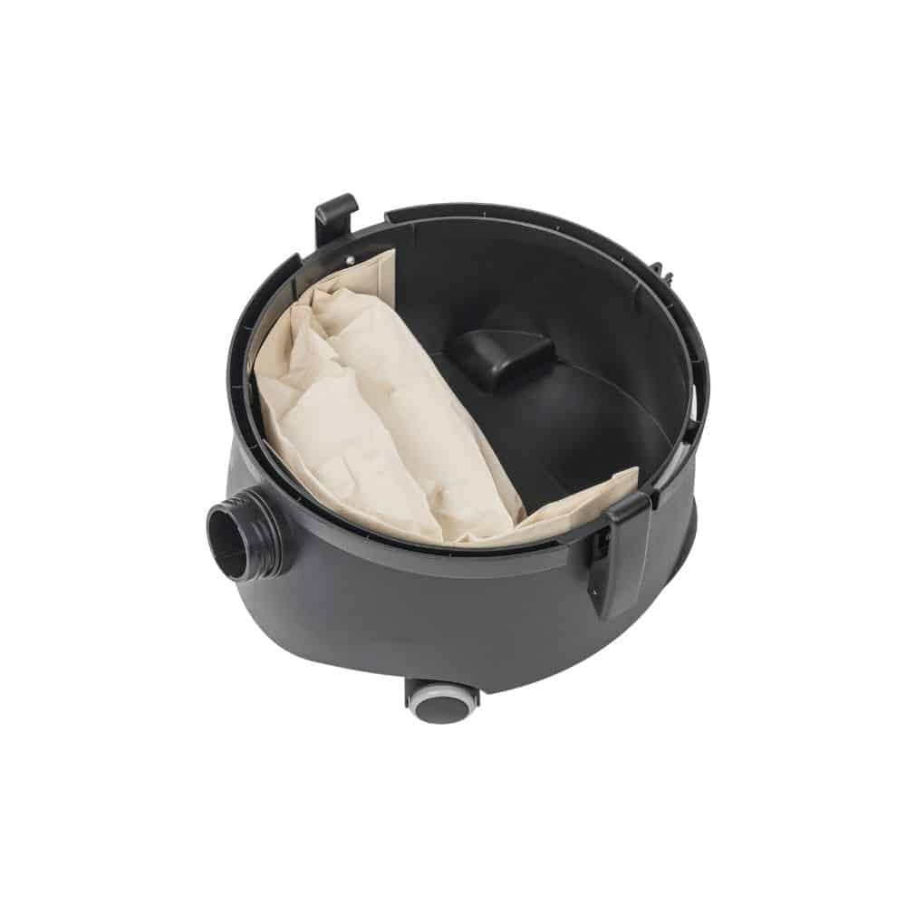 Dans un conteneur en plastique noir avec deux buses saillantes et un dessus ouvert se trouve un sac en tissu beige plié, rappelant le système efficace TASKI go de Diversey Deutschland GmbH & Co. OHG. Cela semble être une solution de filtrage ou de collecte puissante mais économique, soulignant son design épuré et fonctionnel avec des composants tels que le tuyau d'aspiration, la buse d'aspiration et la buse à poussière inclus dans la livraison.