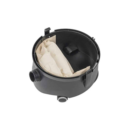 Dans un conteneur en plastique noir avec deux buses saillantes et un dessus ouvert se trouve un sac en tissu beige plié, rappelant le système efficace TASKI go de Diversey Deutschland GmbH & Co. OHG. Cela semble être une solution de filtrage ou de collecte puissante mais économique, soulignant son design épuré et fonctionnel avec des composants tels que le tuyau d'aspiration, la buse d'aspiration et la buse à poussière inclus dans la livraison.