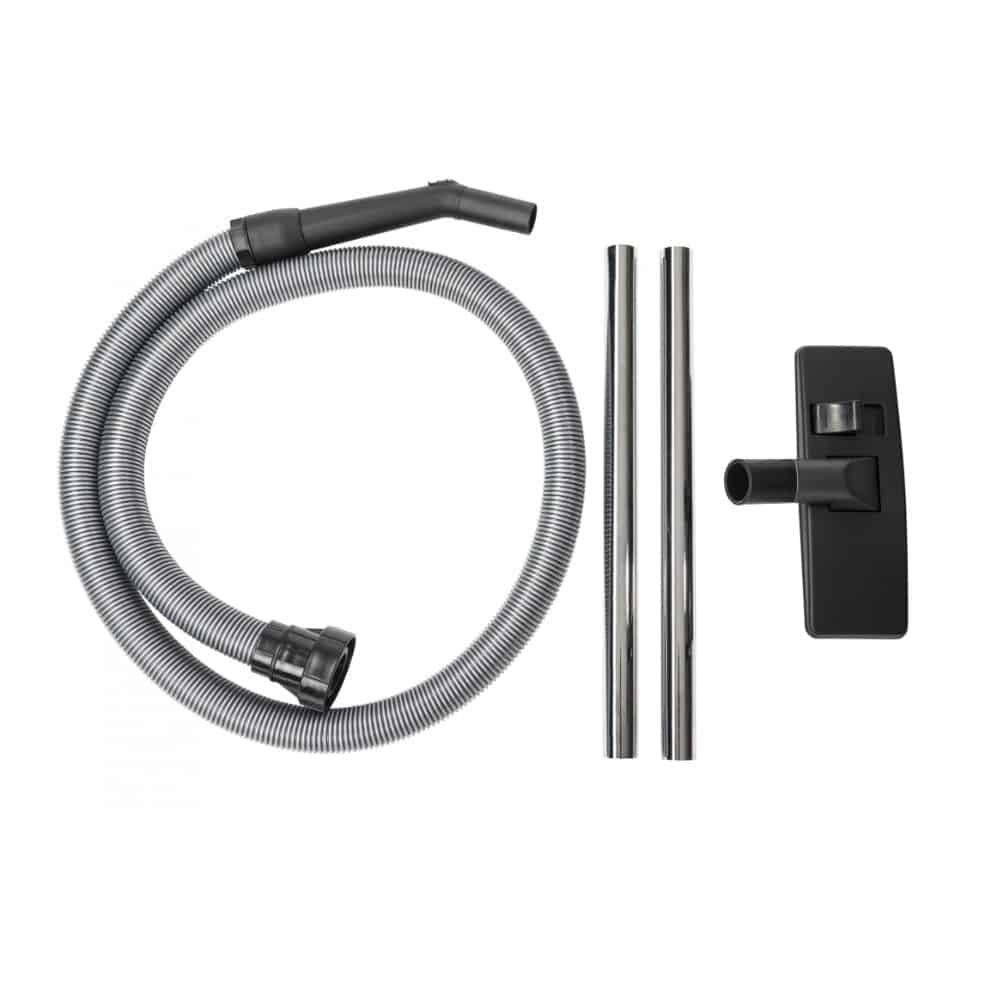 Sur le fond blanc, la sélection de pièces pour l'ASKIGO de Diversey Deutschland GmbH & Co. KG ainsi que leurs opérateurs sont affichés. L'aspirateur dispose d'un design fonctionnel avec des composants essentiels tels que le tuyau d'aspiration en spirale fourni, les tubes d'extension en métal et les embouts de buse à poussière noirs, permettant à celui-ci et aux solutions de nettoyage silencieuses de fonctionner de manière optimale.