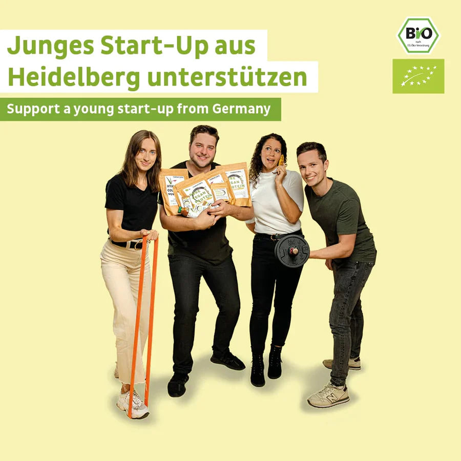 Vier junge Erwachsene lächeln vor einem hellgelben Hintergrund und halten Fairnatural® Bio Veganes Proteinpulver Kokos ohne Soja-Packungen. Der Text darüber wirbt um Unterstützung für ein Heidelberger Start-up-Unternehmen. Sichtbar sind die Logos der Bio-Zertifizierung.
