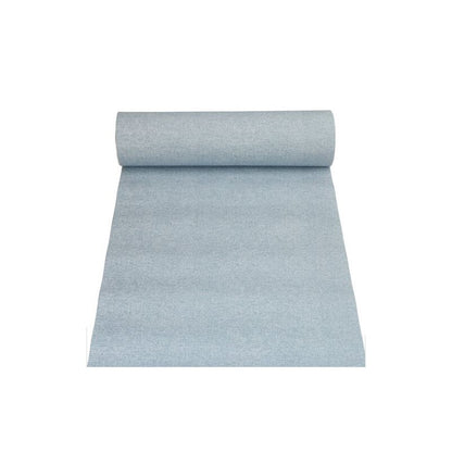 Un rouleau de tissu bleu clair de la PAPSTAR nappe en tissu semblable PV-Tissue Mix « ROYAL Collection » de la PAPSTAR GmbH est partiellement déroulé et présenté élégamment sur un fond blanc. Le mélange de pulpe-viscose-tissu lui confère un aspect lisse et uniformément coloré.