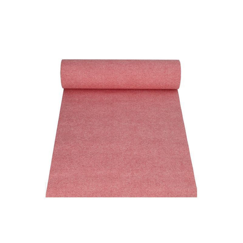 Un PAPSTAR nappe en tissu semblable PV-Tissue Mix de la « ROYAL Collection » de la PAPSTAR GmbH avec des dimensions de 24 m x 40 cm et de couleur rouge est partiellement déroulé, avec le rouleau vers le haut, devant un fond blanc immaculé.