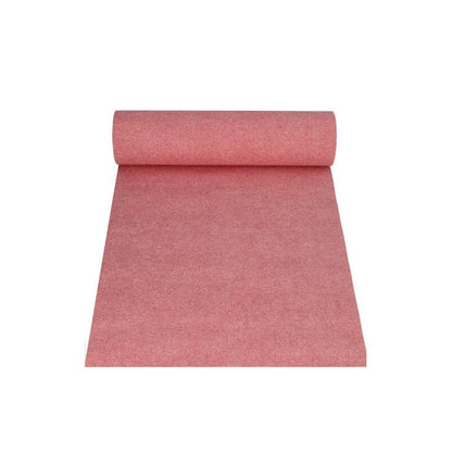 Un PAPSTAR nappe en tissu semblable PV-Tissue Mix de la « ROYAL Collection » de la PAPSTAR GmbH avec des dimensions de 24 m x 40 cm et de couleur rouge est partiellement déroulé, avec le rouleau vers le haut, devant un fond blanc immaculé.